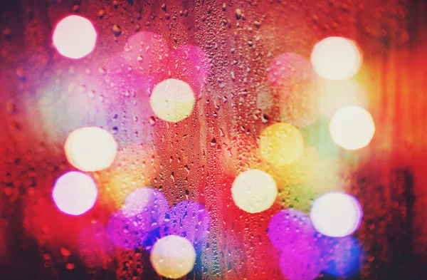 Astratto sfondo sfocato colorato. Gocce di pioggia su vetro — Foto Stock