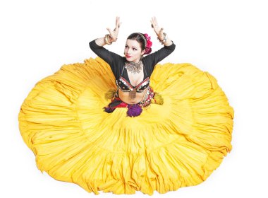 Güzel egzotik dansöz kabile dansçı kadın