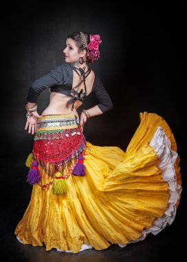 Güzel egzotik dansöz kabile dansçı kadın 