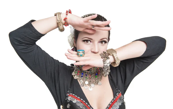 美しいエキゾチックなベリー ダンサーの部族女性 — ストック写真