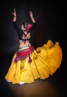 Güzel egzotik dansöz kabile dansçı kadın 