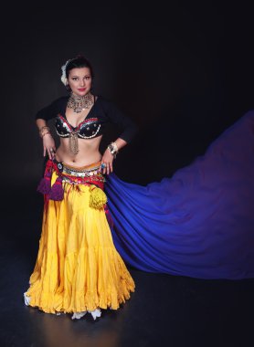 Güzel egzotik kabile dansöz mavi şal kadınla 