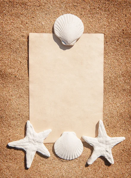 Summer background with sheet of paper and seashells — Stock Photo, Image