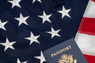 Amerikan Bayrağı 'na Amerikan pasaportu yerleştirildi.