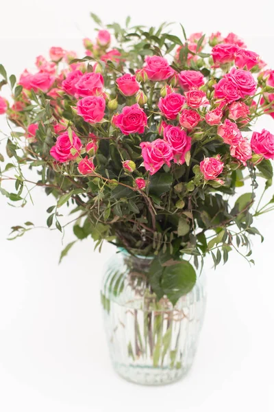 Pink spray roses bouquet in glass vase — Stock Photo, Image