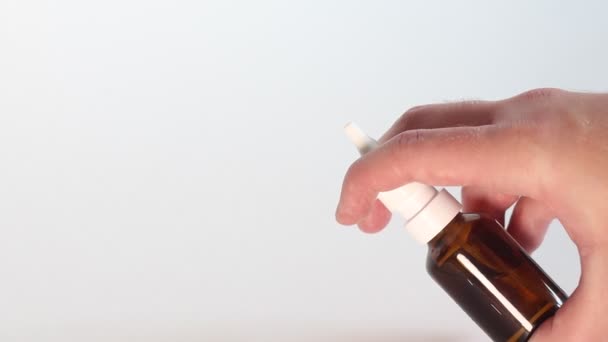 Mens pulveriza a mano Nasal Spray desde un dispensador de vidrio — Vídeo de stock