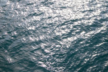 Yeşil deniz temiz su arka planında küçük dalgalarla.