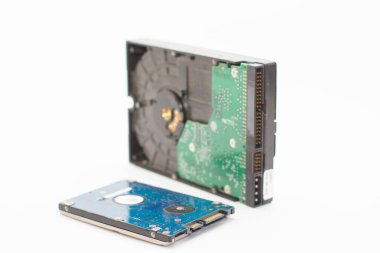 Bilgisayar sabit diskleri. Beyaz arkaplanda bilgisayar ve dizüstü bilgisayar için HDD.