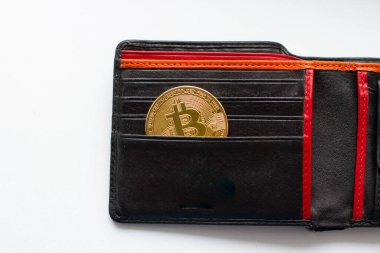 Altın Bitcoin siyah deri cüzdanın içinde.