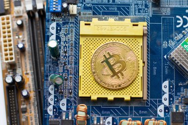 Bilgisayar devresi çipinde Bitcoin para. Anakart üzerinde bitcoin sembolü olan altın paralar..