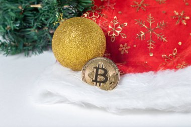 Bitcoin BTC kripto para birimi ve noel süslemesi