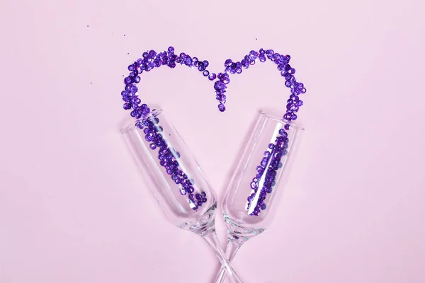 Verre Champagne Aux Paillettes Violettes Éparpillées Forme Cœur Décor Saint — Photo