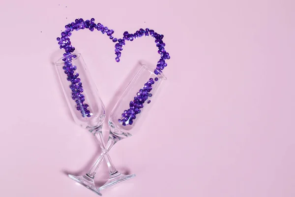 Verre Champagne Aux Paillettes Violettes Éparpillées Forme Cœur Conception Saint — Photo