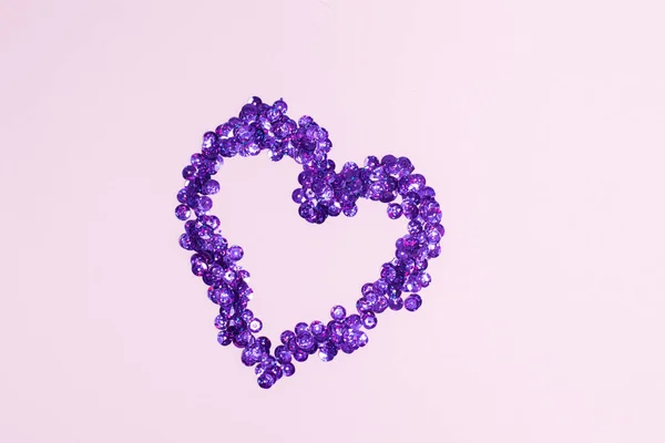 Paillettes Violettes Dispersées Sous Forme Coeur Sur Fond Rose Décor — Photo