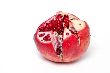 Sulu kırmızı nar meyvesi kes.