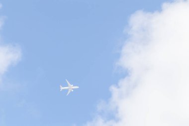 Türk kargo uçağı bulutların arasında mavi gökyüzünde. İstanbul Havaliman Havaalanı. İstanbul, İstanbul, Türkiye - 01.10.2020