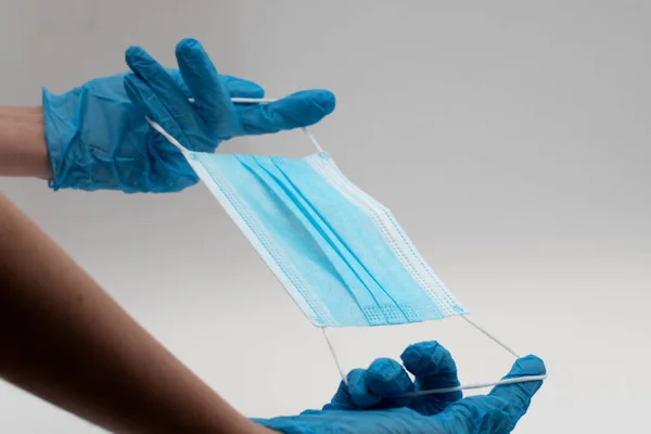 Врачи Руки Одеты Синие Медицинские Перчатки Медицинской Маской Защиты — стоковое фото