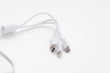 Popüler bağlantıları olan kablolar. Akıllı telefon şarj kablosu