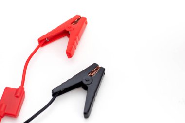 Bağlantı kablosu beyaz arkaplanda izole edildi. Arabalar için siyah ve kırmızı tel kıskaçlar