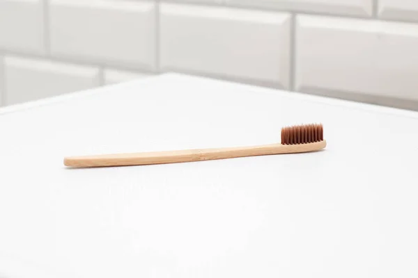 Bambu diş fırçası banyoda. Sıfır atık — Stok fotoğraf