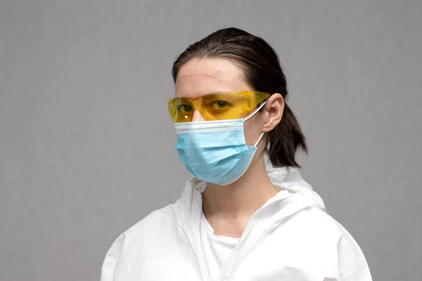 Doutora Cansada Com Marcas Rosto Uma Suite Protectora Surto Coronavirus — Fotografia de Stock