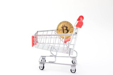 Goolden Bitcoin oyuncak alışveriş arabasında.