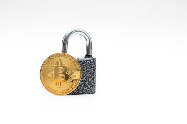 Altın Bitcoin para ve asma kilit beyaz arka planda izole