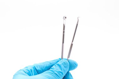 Mavi eldivende sivilce temizleme aletleri var. Kozmetik aracı