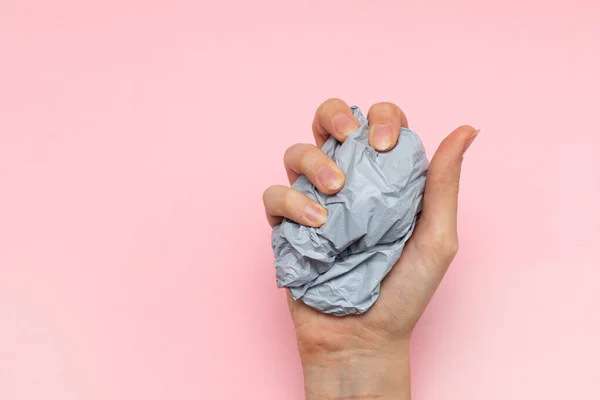 Mão Feminina Aperta Saco Plástico Com Lixo Mão — Fotografia de Stock