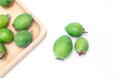 Tahta tabakta taze olgun feijoa. Tropik meyve