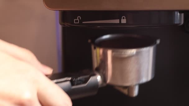 Бариста подає портативний фільтр з кавою до кавової машини. — стокове відео