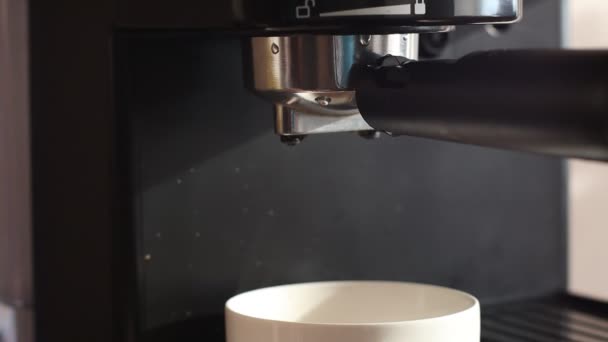 Nalanie kawy z maszyny w filiżance w domu — Wideo stockowe