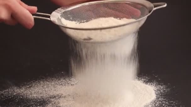 Samice ręce przesiewania mąki przed pieczywem ciasta — Wideo stockowe