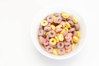 Kahvaltıda çok renkli mısır gevreğiyle kase. Üst görünüm