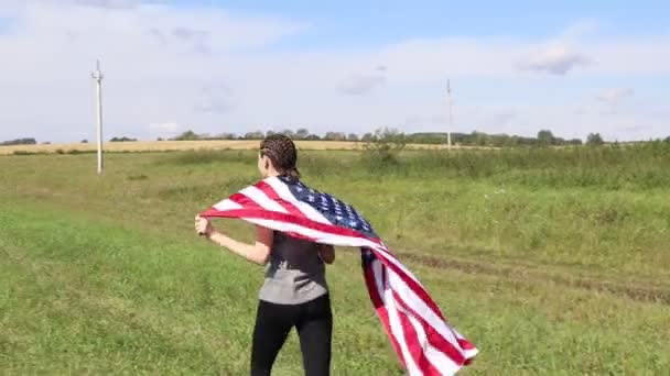 Žena s vlajkou USA. Americká vlajka. Krásná žena s americkou vlajkou — Stock video