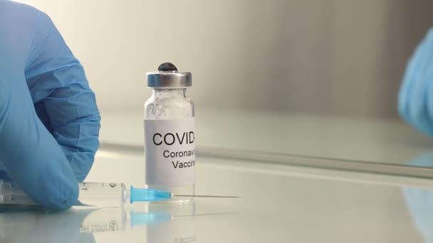 Lekarz napełnił strzykawkę szczepionką. Strzykawka medyczna z igłą do ochrony wirusa grypy i koronawirusu. Szczepionka Corona virus Covid-19. — Wideo stockowe