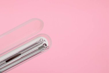 Pembe arka planda sivilce temizleme için bir takım araçlar