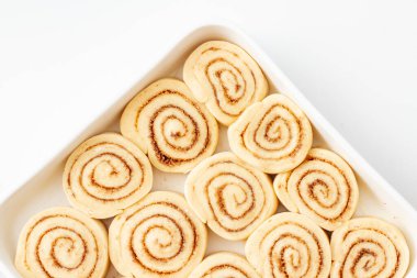 Pişmemiş tarçın ve tarçınlı çörekler pişirmeye hazır.