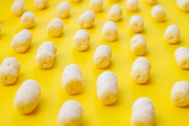 Sarı arkaplanda mısır çubuğu deseni dokusu.