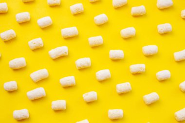 Sarı arkaplanda hava mısırı deseni var.