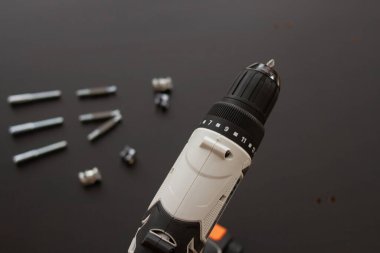 Mobilya montajı için gri tornavida ve parçalar.