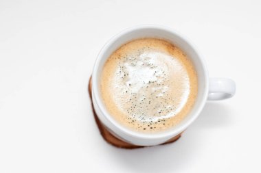 Beyaz fincanda taze siyah americano kahvesi var..