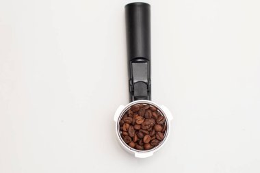 Kahve filtresi ve beyaz tahtada kahve çekirdekleri. Üst görünüm