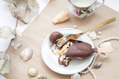 Çatalla dondurma çatallamak. Karamelli çikolatalı dondurma çatlıyor..