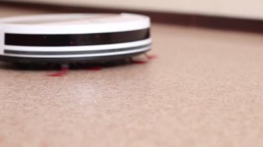 Evde elektrikli süpürge otomatik temizlik var..