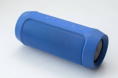 Beyaz arkaplanda taşınabilir kablosuz bluetooth hoparlörü.