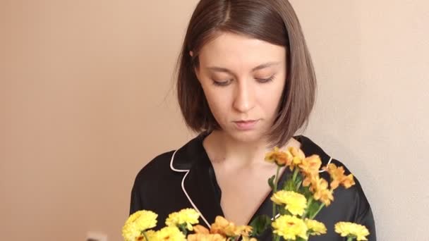 Fleuriste femme redresser un délicat bouquet mignon de camomille jaune dans la boutique de fleurs. — Video