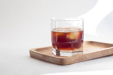 Bambu ahşap tabakta buz küplü buzlu kahve.