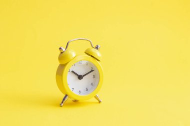 Klasik sarı siyah zemin üzerindeki sarı alarm saati.