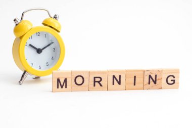 Sarı alarm saati ve ahşap küplerden sabah ve sabah mesajları..